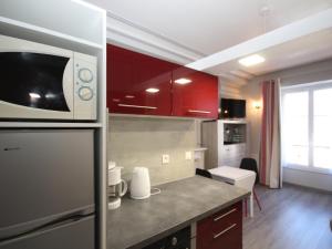 Kuchyň nebo kuchyňský kout v ubytování Studio central au Mont Dore, idéal pour 2 personnes - FR-1-608-103