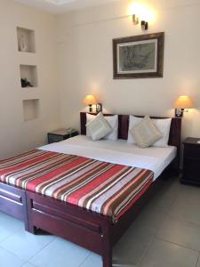 1 dormitorio con 1 cama grande en una habitación en Kim Hotel, en Ho Chi Minh