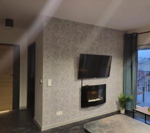 Televízia a/alebo spoločenská miestnosť v ubytovaní Apartament BOHEMA na Szwedzkiej, METRO