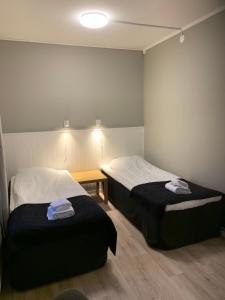 Postel nebo postele na pokoji v ubytování Vallabiten Rum och Lägenheter