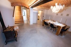 - une salle à manger avec une table et un poêle à bois dans l'établissement La Casa nel Relais, à Novello