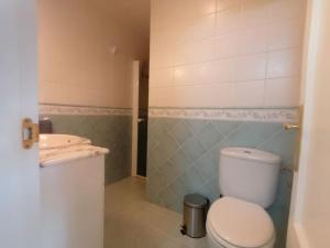a bathroom with a toilet and a sink at Apartamento céntrico con piscina y garaje in Suances +7 photos