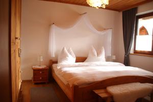 エルマウにあるFerienwohnung Lavendelのベッドルーム1室(白いシーツと枕のベッド1台付)