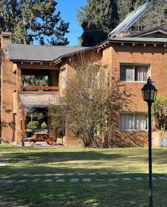 una casa de ladrillo con una luz de la calle delante de ella en Parador 15 en Funes