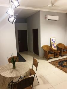 Posezení v ubytování Sarod Inn Meru Homestay 3-bedroom Apartment