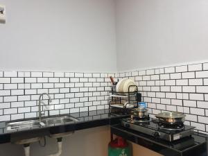 Kuchyň nebo kuchyňský kout v ubytování Sarod Inn Meru Homestay 3-bedroom Apartment