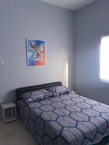 Postel nebo postele na pokoji v ubytování Sarod Inn Meru Homestay 3-bedroom Apartment
