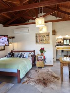 um quarto com uma cama grande e uma mesa em Pousada Pinati em Teresópolis