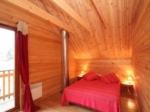 a log cabin with a bed in a room at Chalet confortable 3 étoiles avec terrasse au Mont-Dore - 6 pers., 2 chambres, WIFI - FR-1-608-10 in Le Mont-Dore