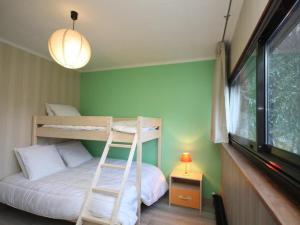 ein Schlafzimmer mit einem Etagenbett mit Leiter in der Unterkunft Appartement T4 dernier étage au centre avec wifi et parking - FR-1-608-9 in Le Mont-Dore