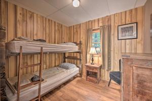 - une chambre avec 2 lits superposés et une fenêtre dans l'établissement John Wayne Apartment - Deck, BBQ, Horses On-Site, à Huntingdon