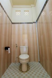 y baño con aseo en cabina de ducha. en Ubud Canti Accommodation, en Ubud