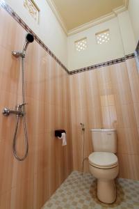 y baño con aseo y ducha. en Ubud Canti Accommodation, en Ubud