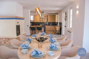 uma sala de jantar e cozinha com mesa e cadeiras em Rooms Salvia em Cres