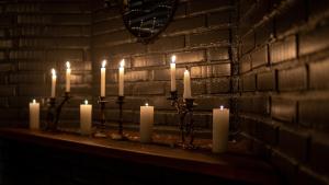 a group of candles sitting on a table with a wall at Pousada Monttana in Lavras Novas