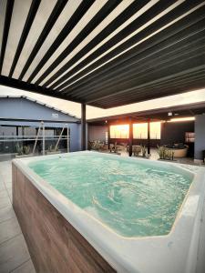 Habitación grande con bañera de hidromasaje grande y techo. en HOTEL NABU DEL PACIFICO, en Tumaco