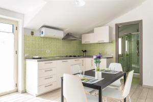 A kitchen or kitchenette at Residence Rossomelograno