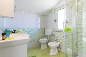 bagno con servizi igienici e lavandino di Residence Rossomelograno ad Agropoli