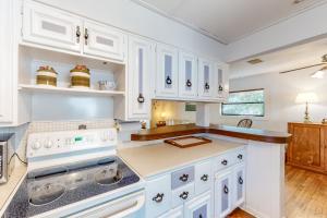 una cucina con armadietti bianchi e piano cottura di Ute's Villa a Clearwater Beach