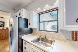 una cucina con lavandino e frigorifero di Ute's Villa a Clearwater Beach