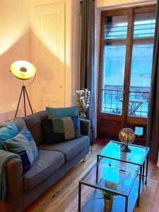 - un salon avec un canapé et une table en verre dans l'établissement P&R 2, 2 bedroom, close to center, Plainpalais, à Genève