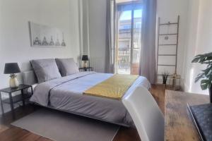 1 dormitorio con cama grande y ventana grande en P&R 2, 2 bedroom, close to center, Plainpalais, en Ginebra