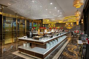 Nápoje v ubytování Golden Lotus Grand Da Nang - Panoramic Rooftop Bar & Daily Afternoon Tea
