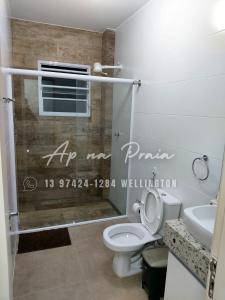 Ванная комната в Lindo Apartamento até 10 pessoas, Praia Enseada Guarujá +9 фотографий