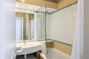 a bathroom with a sink and a shower at Avoriaz - Portes du Soleil : Aux pieds des pistes in Morzine