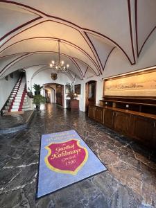 a sign in the middle of a room with a piano at Hotel Gasthof Kohlmayr in Gmünd in Kärnten