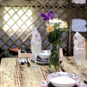 'Villager' the Yurt at Pentref Luxury Camping في Penuwch: طاولة مع إناء من الزهور على طاولة