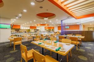 a restaurant with tables and chairs and a cafeteria at Camino Real Aeropuerto in Mexico City