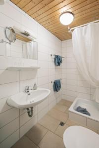 ein weißes Bad mit einem Waschbecken und einem WC in der Unterkunft Hotel Park Cafe Reichl in Bad Abbach