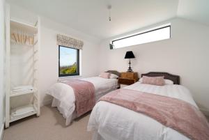 una camera da letto con due letti e una finestra di Seymour Heights a Woolacombe