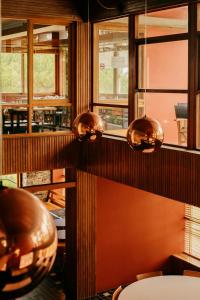 エシュポゼンデにあるParque do Rio Ofir Hotelの木製の壁と窓、椅子が備わる客室です。