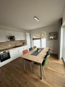 Кухня или мини-кухня в diemelblick acht - Ferienhaus für 6 Personen mit Sauna, Garten und Dachterrasse mit Panoramablick
