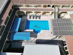 una vista aérea de una piscina en un edificio en Hotel Las Misiones en Monclova
