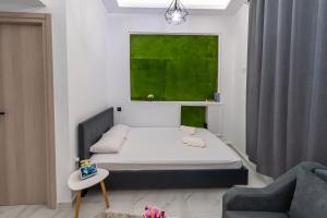 a small room with a bed and a green painting at Accommodation in the center of Veria in Veria