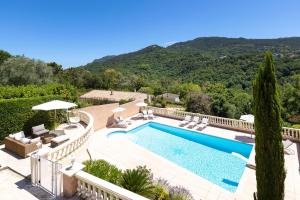 una villa con piscina e montagna di Villa La Bonne Etoile The Perfect Family Oasis a Les Adrets-de-l'Estérel