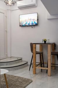 Una televisión o centro de entretenimiento en Veria Spot 7 fotos más