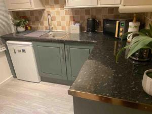 Köök või kööginurk majutusasutuses Hidden Gem w/ parking Short walk to Pleasure Beach +21 fotot