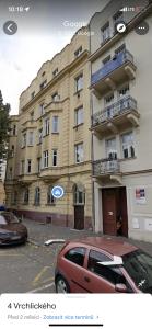 czerwony samochód zaparkowany przed budynkiem w obiekcie Central studio - Anděl w Pradze