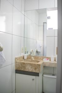 勞魯－迪弗雷塔斯的住宿－POUSADA PEDRA DE JACÓ，一间带水槽和卫生间的浴室