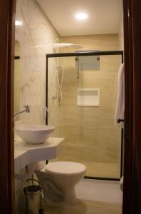 勞魯－迪弗雷塔斯的住宿－POUSADA PEDRA DE JACÓ，浴室配有卫生间、盥洗盆和淋浴。