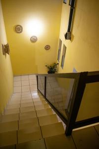 una escalera en un edificio con paredes amarillas en POUSADA PEDRA DE JACÓ, en Lauro de Freitas