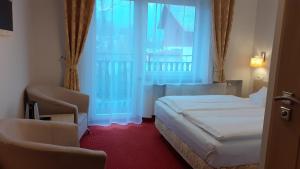 シュクラルスカ・ポレンバにあるWilla Ambraのベッドと窓が備わるホテルルーム