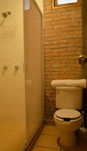 een badkamer met een toilet en een douche bij Hermosa Cabaña de Montaña - Parque La Pirámide 