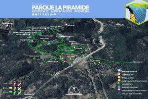una mappa del parco interpretativo dell'isola dei pappagalli di Hermosa Cabaña de Montaña - Parque La Pirámide 