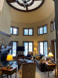 un ampio soggiorno con un grande soffitto di Tremblant Luxury Mountain Getaway a Mont-Tremblant