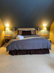 una camera con un letto con due lampade su due tavoli di Tremblant Luxury Mountain Getaway a Mont-Tremblant